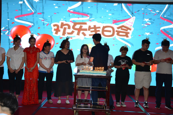 為7月8月過生日的18位員工慶祝生日。